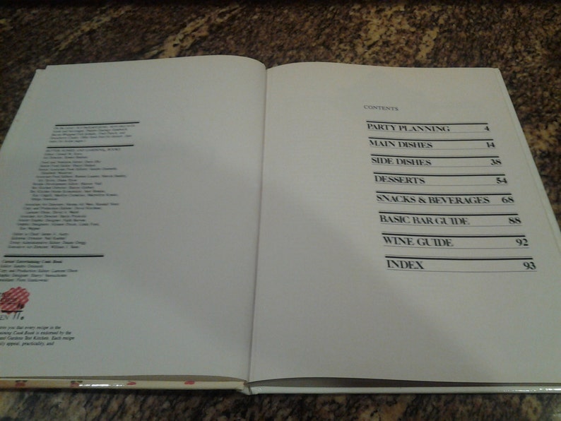 Puede incluir: Un libro titulado "The Entertaining Cookbook" con una tabla de contenido que enumera diferentes secciones, incluyendo Planificaci&oacute;n de fiestas, Platos principales, Guarniciones, Postres, Aperitivos y bebidas, Gu&iacute;a b&aacute;sica de bar, Gu&iacute;a de vinos e &Iacute;ndice. Los n&uacute;meros de p&aacute;gina de cada secci&oacute;n se enumeran junto al t&iacute;tulo de la secci&oacute;n.