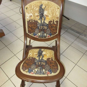 Muy querido auto mecedor de madera y tela del Bicentenario de 1976 con tapicería americana, campana de la libertad y águila patriótica, celebración de la reliquia