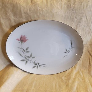 Zeldzame vondst, Arita Rosetta door Fukagawa, 16,50 inch ovale serveerschaal, gemaakt in Japan met platina randen, roze rozen, groene bladeren