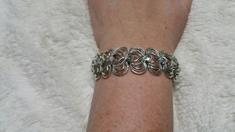 On Sale Signed Coro Heart Link Silver Toned Rhodium Clasp Bracelet Costume Jewelry Fashion Accessory
