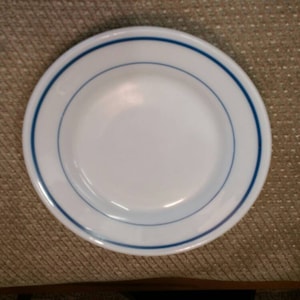 Prato de vidro branco leitoso com listras azuis, Pyrex Tableworks, 23 cm, para almoço. Travessa vintage.