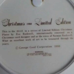 Pu&ograve; includere: Un piatto in ceramica bianca con un bordo dorato e un'iscrizione stampata. L'iscrizione recita "Christmas 1980 Limited Edition" e include informazioni sul piatto essendo il terzo di una serie di piatti di Natale in edizione limitata di Eve Rockwell, che &egrave; internazionalmente riconosciuta come designer di biglietti di auguri di Natale e la nipote di Norman Rockwell. L'iscrizione afferma anche che il piatto &egrave; un'eccellente opera d'arte da custodire nel tempo. L'iscrizione &egrave; firmata "George Good Corporation 1980".