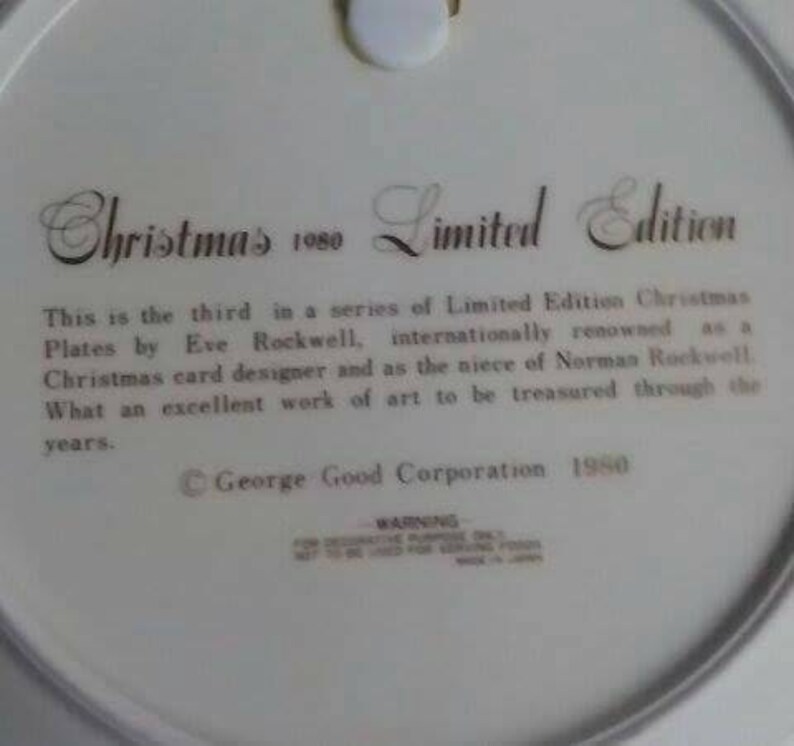 Pu&ograve; includere: Un piatto in ceramica bianca con un bordo dorato e un'iscrizione stampata. L'iscrizione recita "Christmas 1980 Limited Edition" e include informazioni sul piatto essendo il terzo di una serie di piatti di Natale in edizione limitata di Eve Rockwell, che &egrave; internazionalmente riconosciuta come designer di biglietti di auguri di Natale e la nipote di Norman Rockwell. L'iscrizione afferma anche che il piatto &egrave; un'eccellente opera d'arte da custodire nel tempo. L'iscrizione &egrave; firmata "George Good Corporation 1980".