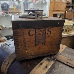 Sällsynt fynd, rustik förvaringslåda i trä med rund metallförseglad topp, duvstjärtlåda, C S Brand, Man Cave-dekor, dekorativ förvaring