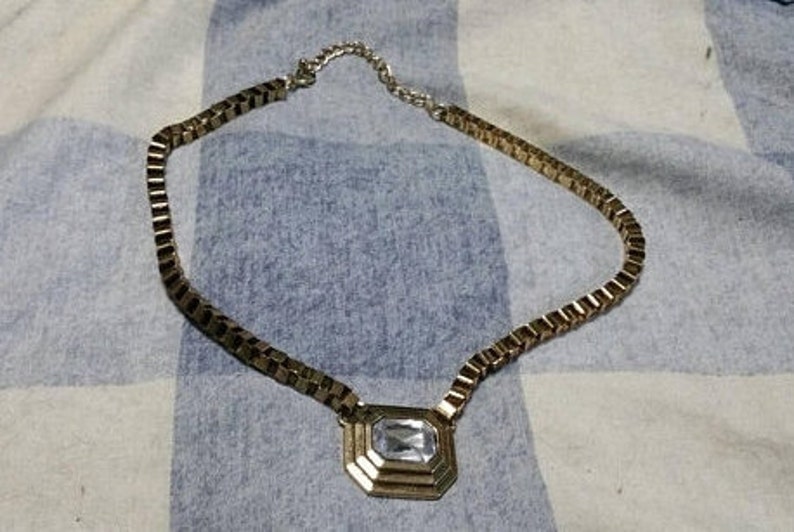 On Sale Alloy Metal Gold Toned Box Chain 20 inch Necklace with Octagon Clear Plastic Pendant Costume Jewelry Fashion Accessory