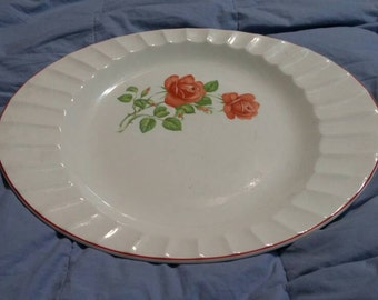 Universele aardewerk 13 inch gegolfde ovale serveerschaal met rode rozen collectible schotel