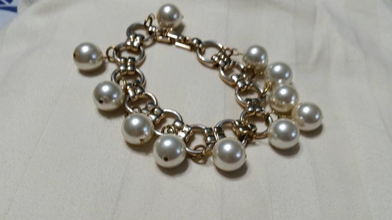 Faux Pearl Charm and Gold Toned Chain Bracelet Costume Jewelry Fashion Accessory