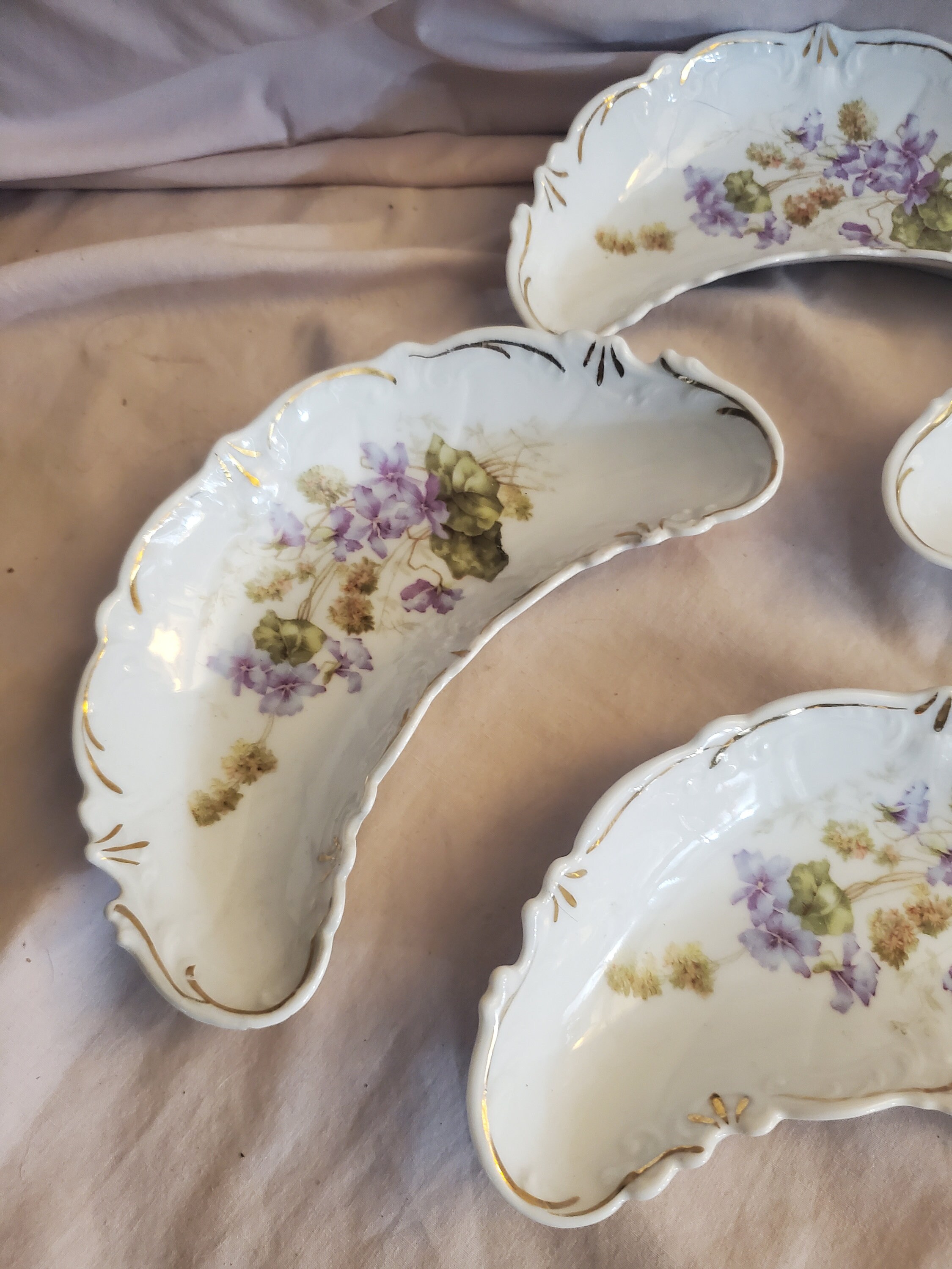 ドイツ製 ビクトリア朝のクレセントムーンサービングディッシュ 紫の