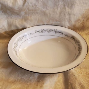 Noritake Contemporary Parkridge Pattern, cuenco ovalado para servir de 10 pulgadas, plato para patatas/pasta/verduras, margaritas blancas, pergaminos verdes/grises