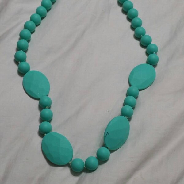Bijoux immobiliers sans métal 28 pouces plat ovale mousse de mer vert caoutchouc perle collier bijoux fantaisie accessoire de mode
