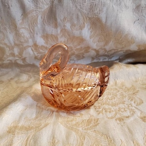 Jeannette rosa Glas, Schwan Schmuckschatulle, Schmuckschatulle, Aufbewahrungsglas, Vintage Glaswaren, nistender Vogel, 2-teiliges Set