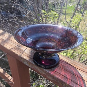 Signierte, lila deutsche Glasschüssel, Konfektschüssel, Herzstückdekor, Boho-Kompottschüssel