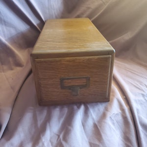 Ongemarkeerd, donker eikenhout, rustieke kaartcatalogus of archiefdoos, rechthoekige opbergbak, landgoedverkoopzoeker, receptendoos