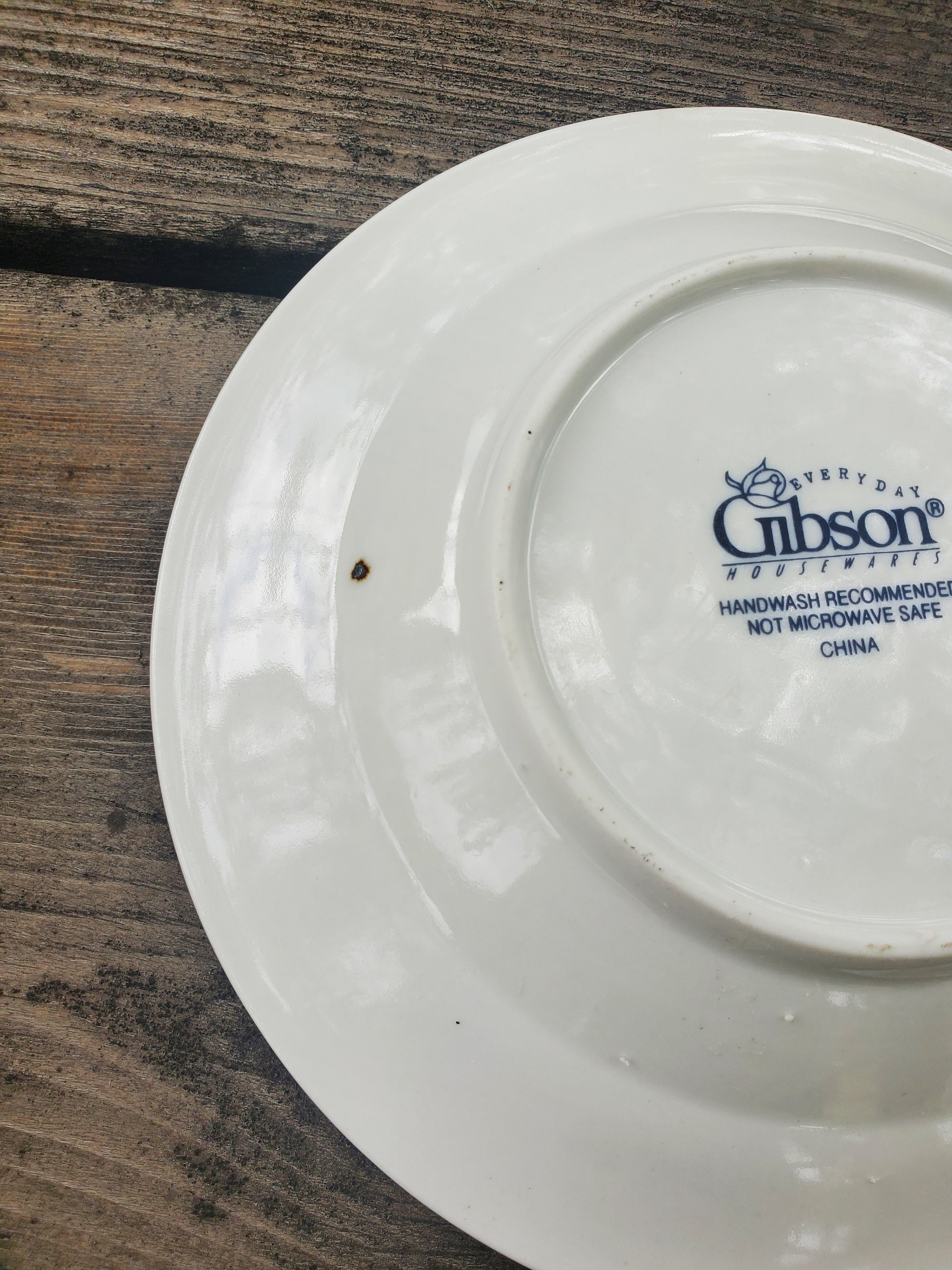 Gibson Housewares, Solid White, Embossed Fan With Gold Band,