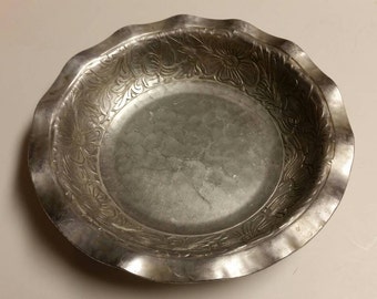 Bol de service en métal Everlast forgé à la main des années 1940 avec design floral et bord ébouriffé