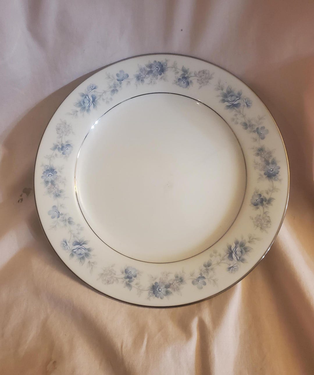   (Lilac Lane Platinum) プレート Noritake Fine China, 8,25 Inch Splendor Salad Plate, Blue