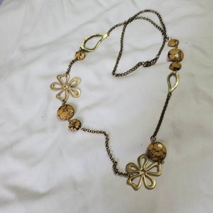 Cadena dorada, con flores y cuentas de piedra beige falsa, collar de 36 pulgadas, bisutería, accesorio de moda