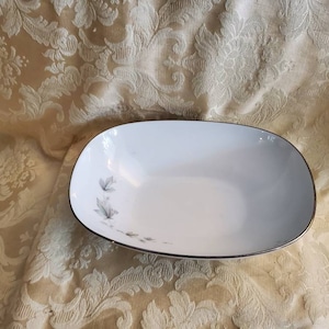 Noritake China &quot;Sezanne&quot; 9.90 Cuenco ovalado para servir con borde de platino y patrón de hojas