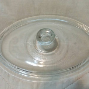 Puede incluir: Tapa ovalada de vidrio transparente con un pomo en la parte superior. La tapa está diseñada para una olla de cocción lenta o una fuente para hornear.
