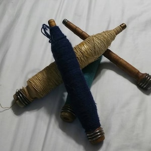 Set von 4 Industriespulen oder Bobbins, Sammlerstück, Näh- oder Kleidungsdekor, Textilwerkzeuge