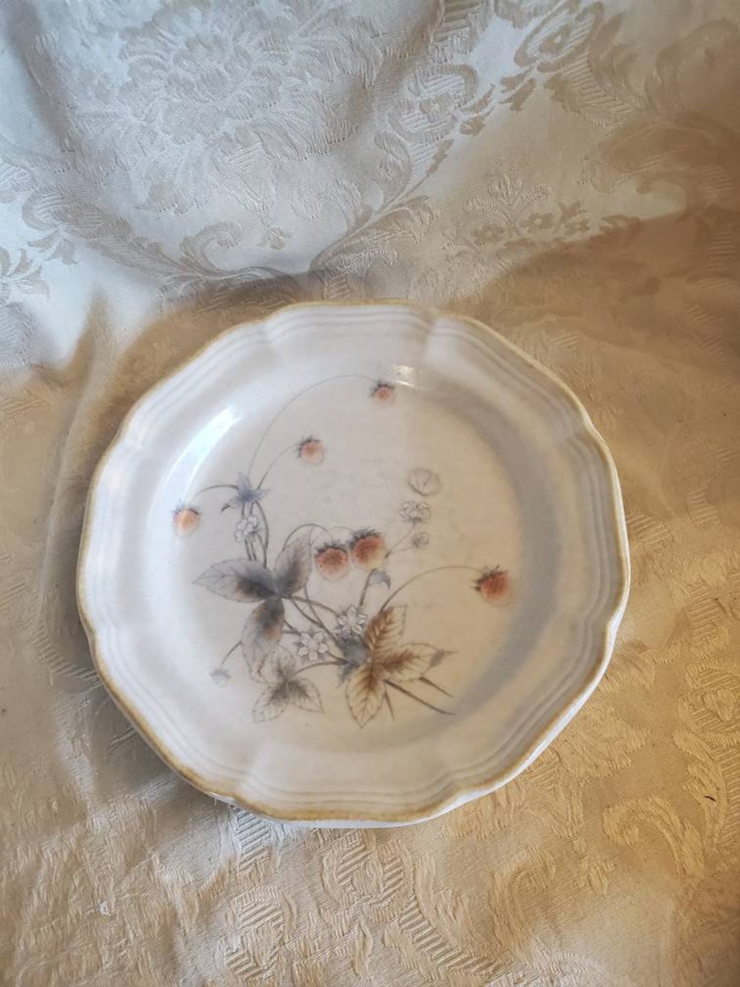 Mikasa Country Charm, Berry Vale Stoneware, 8 Inch Salad Plate, White