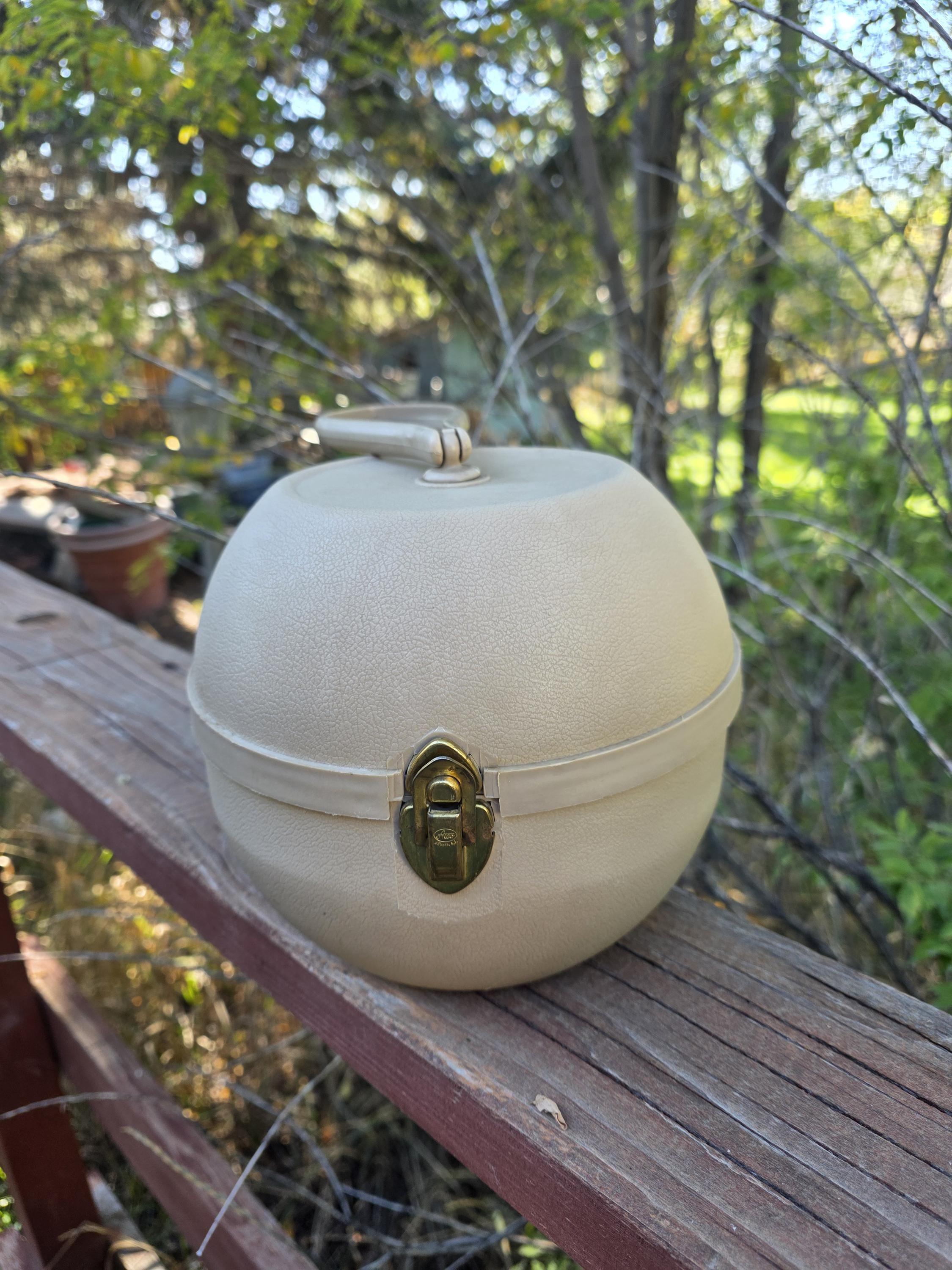 Vintage Mid-Century Butter Yellow Wig / Hat Box Round Travel Case w/ Handle VTG Wig Hat Box Travel Case w Handle Green blue mid century  main image 2