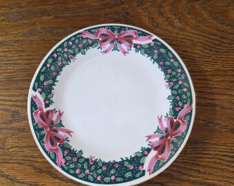 Gibson China, 7.40 inch Holly Berries, Dinner Plate, Green Holly W/Bright Pink Ribbons, Everyday Dish, Holiday Entertaining