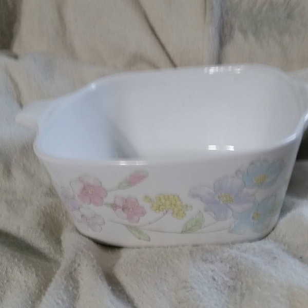 P 43 B Ramo de flores en colores pastel de vidrio coleccionable, pequeño, 5,25 pulgadas, fuente cuadrada para hornear, artículos Corning/Pyrex con diseño de flores moradas y amarillas