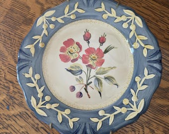 Zertifizierter Internationaler, Pamela Gladding, Flora, 8,50-Zoll-dekorativer Teller, Geprägter Teller, Rotes und Gelbes Blumendesign, Vintage Home