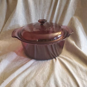 Grand 5 pintes, canneberge Corning Visions ou verre violet, marmite, bol de four hollandais avec couvercle, cuisine vintage