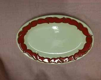 Wit en rood geglazuurd terracotta, AG aardewerk, 9,75 inch ovale serveerplaat of schotel met rood en bladgoud design rand, vintage keuken
