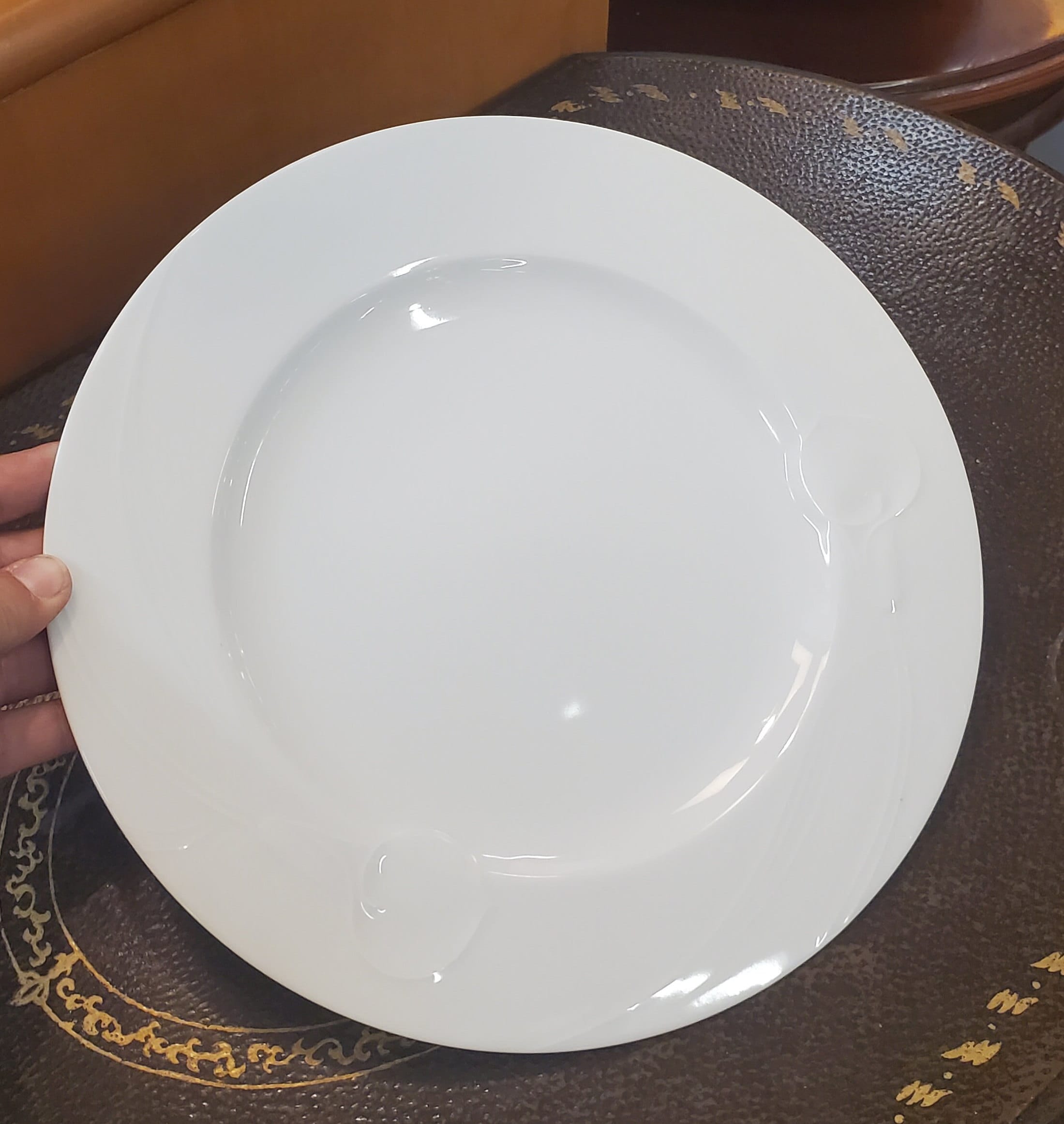 ミカズキッチン プレート Mikasa Classic Flair, 10.75-inch Dinner or Chop Plate, Solid White