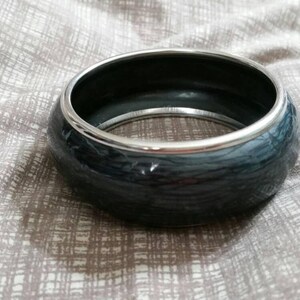 Accessorio di moda per bigiotteria con braccialetto largo in stile pelle di animale color argento e nero da collezione