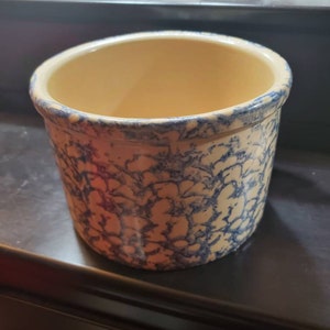 RRP Company Roseville, Ohio Spongeware, 6.75 inch Blue and Tan Crock, Centerpiece Decor, Serving Dish, Flower Pot