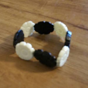 Lucite Bead Black and White Flower Stretchable Bracelet Costume Jewelry Fashion Accessory image 2