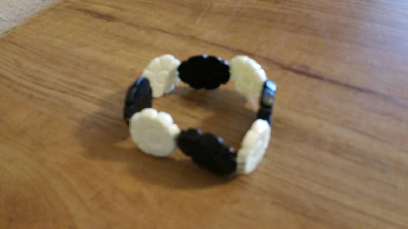 Lucite Bead Black and White Flower Stretchable Bracelet Costume Jewelry Fashion Accessory image 2