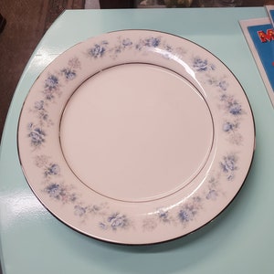 Noritake Fine China, assiette plate Splendeur de 25 cm (10,50 po.), floral bleu et lilas, ligne bordée de platine. Garniture en platine