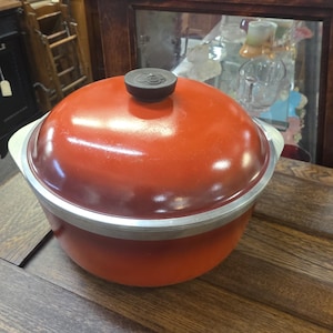 Olla de aluminio estilo rústico vintage de Kitchen Club, color rojo brillante, con tapa.