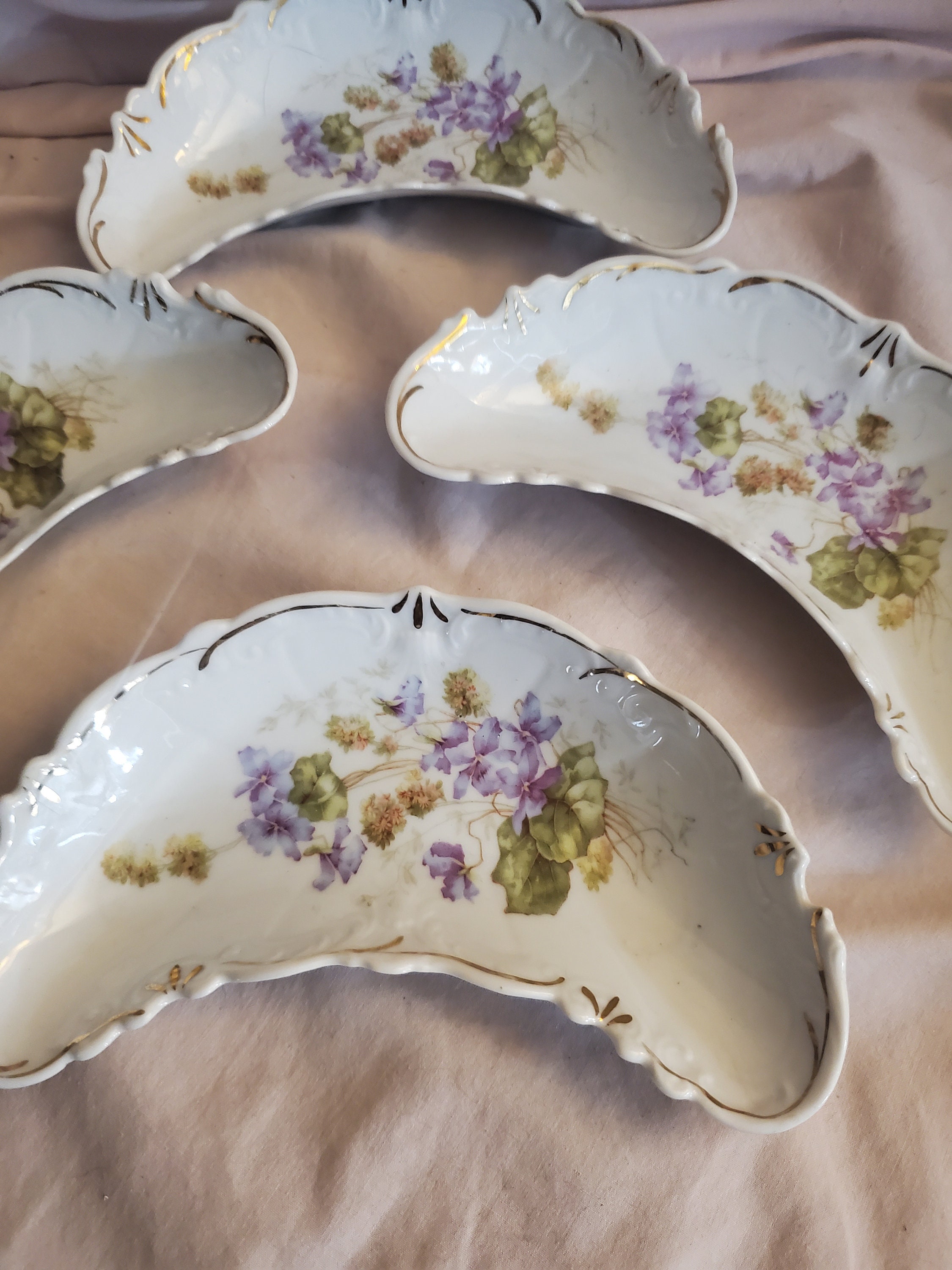 ドイツ製 ビクトリア朝のクレセントムーンサービングディッシュ 紫の