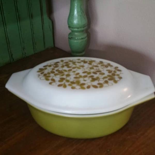 Spring Blossom or Crazy Daisy, Verde Green, Pyrex 1.5 Quart, Oval Casserole Dish, Vintage Kitchen Decor