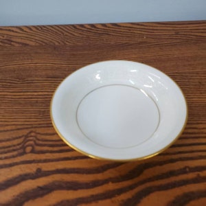 Noritake Tulane, tazón para salsa o bayas de 5.50 pulgadas, pergaminos blancos en el borde, anillo interior dorado