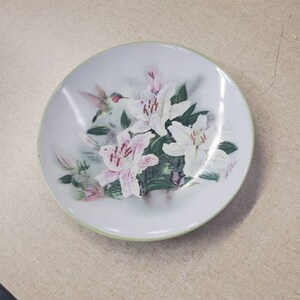 Imperial Graphics, Lena Liu, 6 inch Hummingbird and Lillies Collectible Plate, White Lily Nature Scene, Green Rim