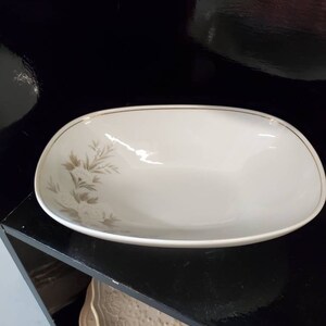 Noritake Simone, Bedla, cuenco ovalado para verduras de 10 pulgadas, porcelana fina, línea dorada interior, flores blancas, hojas de color canela, fabricado en Japón