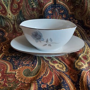 Noritake Simone, Gravy Boat with Attached Underplate,  Fine China, Made in Japan, Blue Rose, Coupe, Platinum Trim