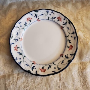 Sällsynt fynd, Epoch-servis, Garden Grove, 18 cm sallads- eller desserttallrik, tillverkad i Indonesien, E803, barockform, rosa och blått flöde