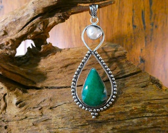 Emerald & Biwa Pearl Pendant - Emerald Pendant, Pearl Pendant, Biwa Pearl Pendant, Emerald Necklace, May Birthstone, May Stone, Pearls