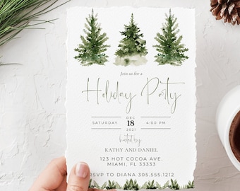 Könnte beinhalten: Eine Einladung zur Weihnachtsfeier mit Aquarell-Tannenbäumen und dem Text "Holiday Party". Die Einladung wird von Händen gehalten, mit einer Kaffeetasse und einer verpackten Geschenkbox im Hintergrund.