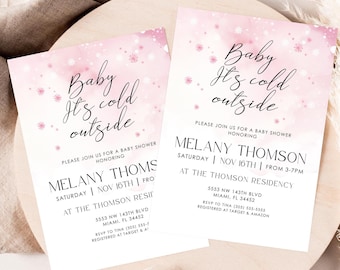Könnte beinhalten: Zwei Babyparty-Einladungen mit dem Text "Baby It's cold outside" in eleganter Schrift. Die Einladungen haben einen rosa Aquarellhintergrund mit floralen Akzenten. Die Details umfassen Datum, Uhrzeit und Ort der Veranstaltung.