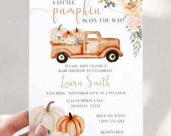 Op de afbeelding: Baby shower uitnodiging met een aquarel illustratie van een vintage truck met pompoenen. De tekst luidt "A Little Pumpkin is on the Way!" met details voor Laura Smith's baby shower.