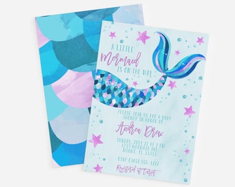 Peut inclure: Deux faire-part de baby shower. L'un présente une queue de sirène et le texte "A Little Mermaid Is On The Way". L'autre a un motif d'écailles bleu, turquoise et rose. Les invitations incluent les détails de l'événement et le texte "Love Life Invites."
